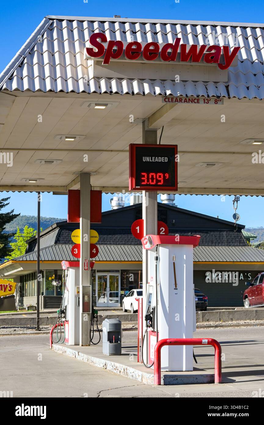 Durango, Colorado, USA - 23. Mai 2025: Treibstoffpumpos und ein Bildschirm, der die Benzinkosten an einer Tankstelle anzeigt, die von der Speedway-Kette betrieben wird Stockfoto
