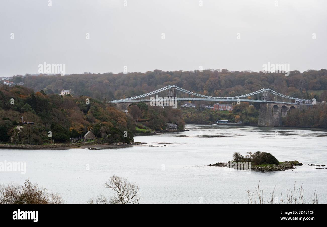 Menai Bridge, Anglesey, Vereinigtes Königreich, Sonntag, 9. November 2025; der Gedenktag findet in der St. Tysilio's Church, Menai Bridge, an der Menai Strait, zwischen dem walisischen Festland und der Isle of Anglesey statt. Credit JTW equine Images / Alamy Live News. Stockfoto