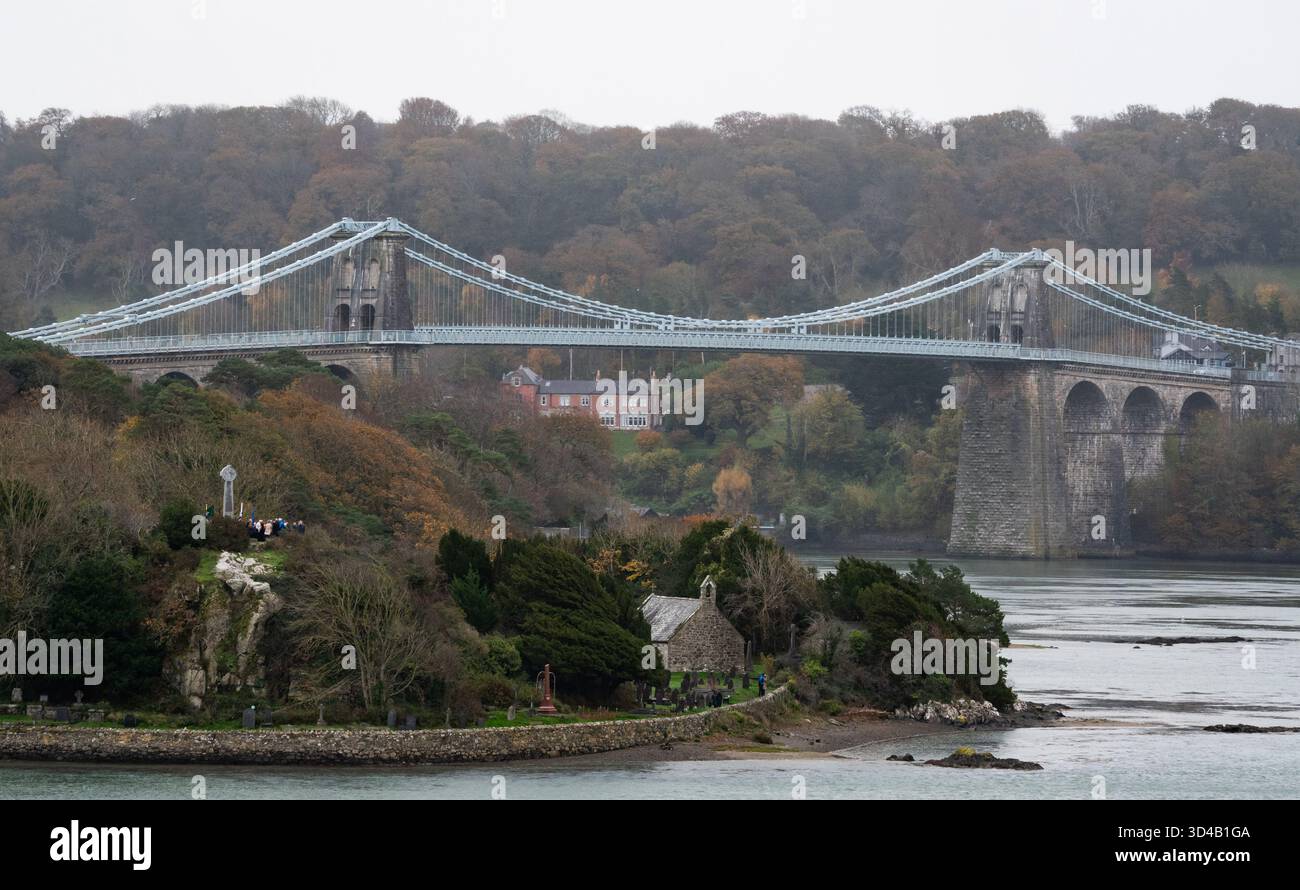 Menai Bridge, Anglesey, Vereinigtes Königreich, Sonntag, 9. November 2025; der Gedenktag findet in der St. Tysilio's Church, Menai Bridge, an der Menai Strait, zwischen dem walisischen Festland und der Isle of Anglesey statt. Credit JTW equine Images / Alamy Live News. Stockfoto