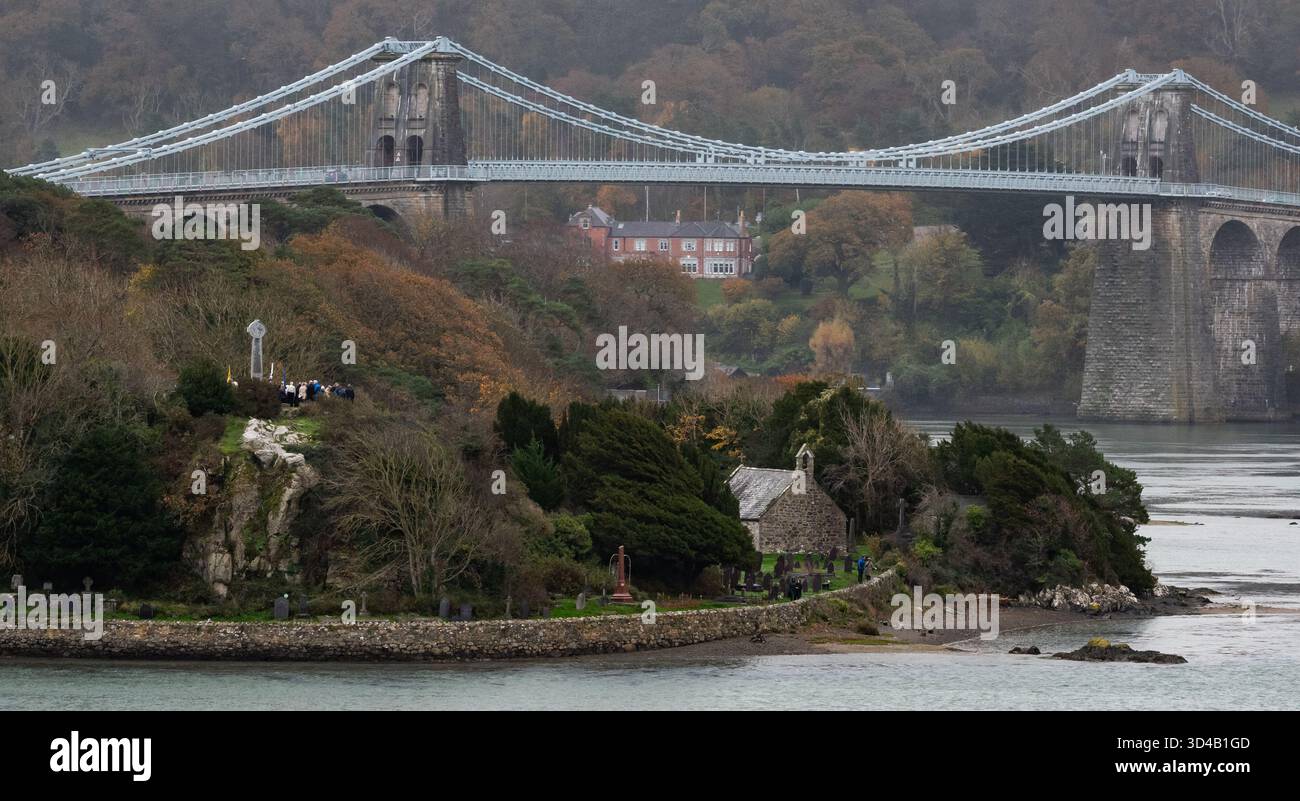 Menai Bridge, Anglesey, Vereinigtes Königreich, Sonntag, 9. November 2025; der Gedenktag findet in der St. Tysilio's Church, Menai Bridge, an der Menai Strait, zwischen dem walisischen Festland und der Isle of Anglesey statt. Credit JTW equine Images / Alamy Live News. Stockfoto
