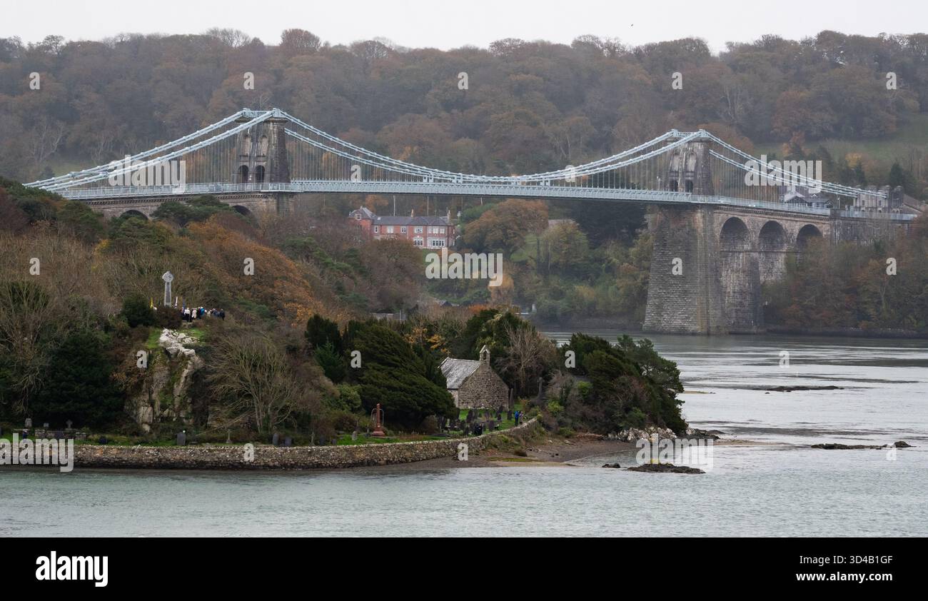 Menai Bridge, Anglesey, Vereinigtes Königreich, Sonntag, 9. November 2025; der Gedenktag findet in der St. Tysilio's Church, Menai Bridge, an der Menai Strait, zwischen dem walisischen Festland und der Isle of Anglesey statt. Credit JTW equine Images / Alamy Live News. Stockfoto