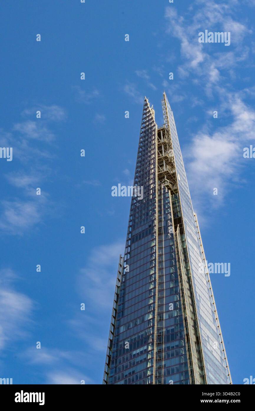 London, England, Großbritannien - 4. Juli 2025: Flacher Blick auf den Shard Wolkenkratzer im Zentrum von London Stockfoto