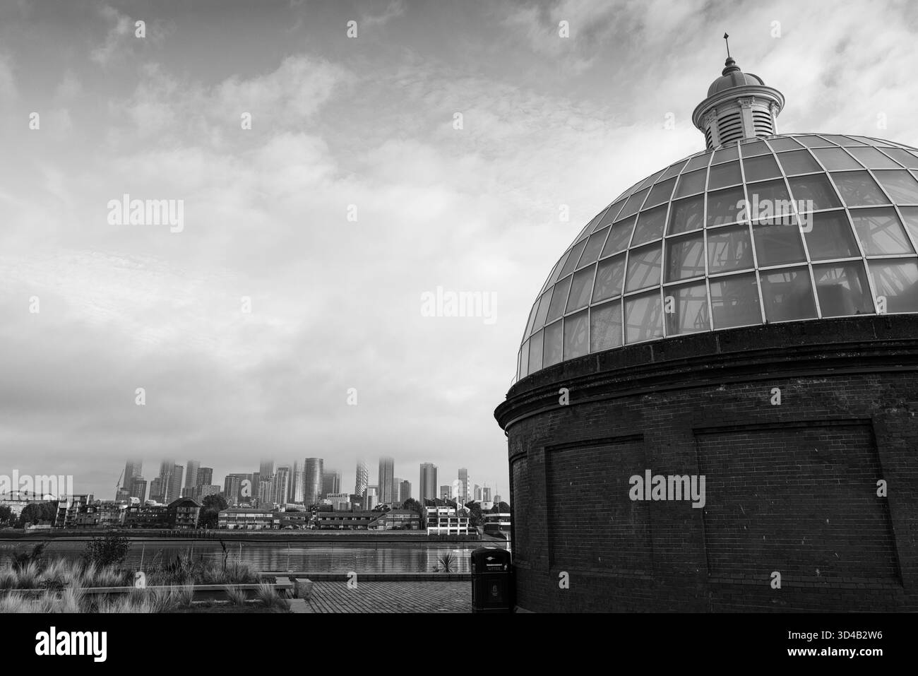 Greenwich Foot Crossing South Entrance und Blick über die Themse auf eine neblige Canary Wharf in Black and White Stockfoto