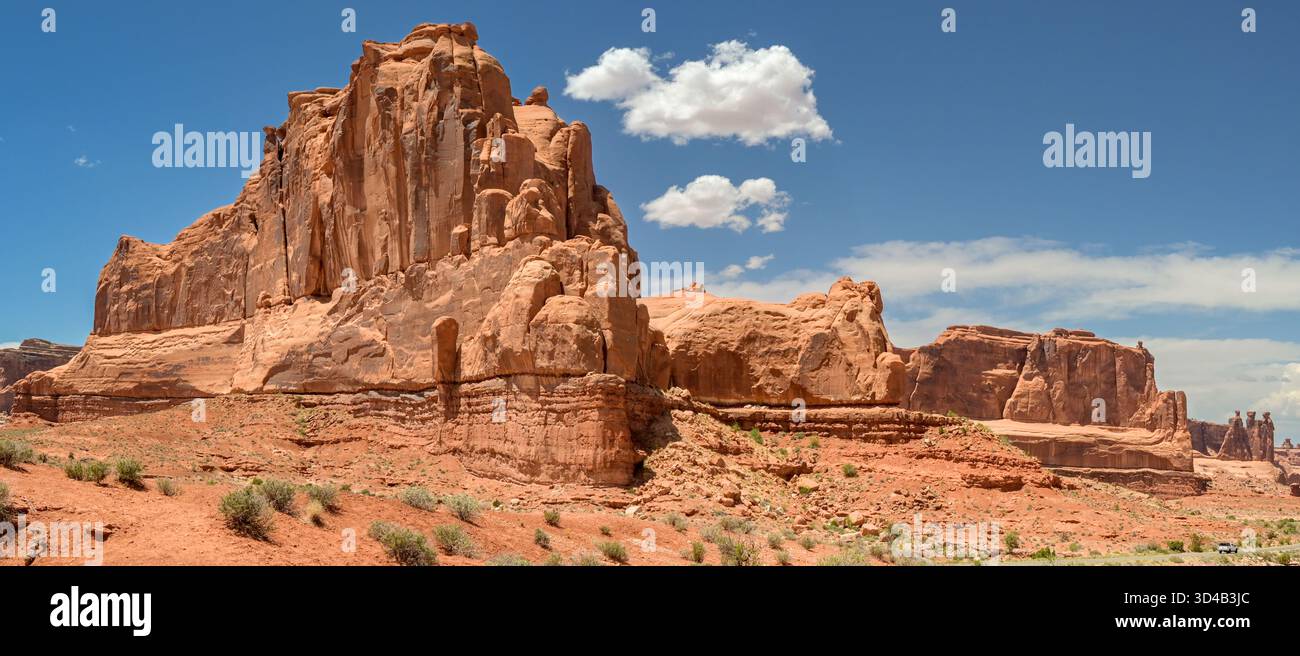 Moab, Utah, USA - 25. Mai 2025: Panoramablick auf eine Sandsteinformation im Arches National Park. Stockfoto