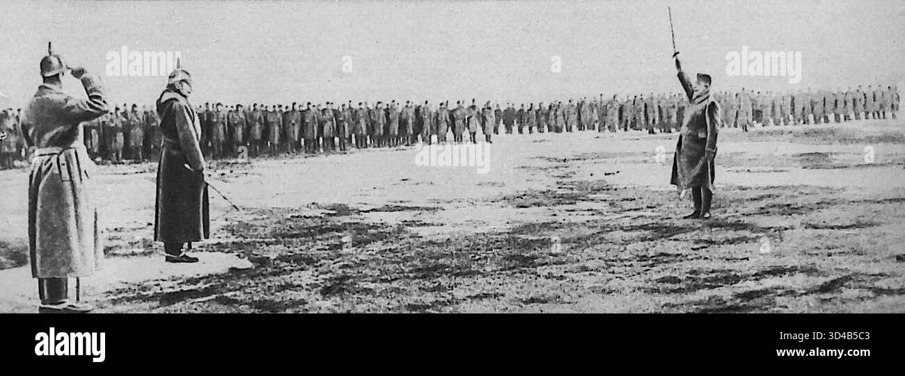 Kaiser Wilhelm II. Von Deutschland wird während des Ersten Weltkriegs auf einem breiten, matschigen Feld mit einer großen, organisierten Ansammlung österreichisch-ungarischer Truppen an der Strypa-Front in Galicien gezeigt. Die Weitaufnahme der Parade und Überprüfung der alliierten Armee zeigt die Übertragung militärischer Autorität und die zunehmende deutsche Kontrolle über die Organisation und das Kommando der österreichisch-ungarischen Truppen an der Ostfront. Ein Militäroffizier steht neben dem Kaiser und überwacht das Verfahren. Stockfoto