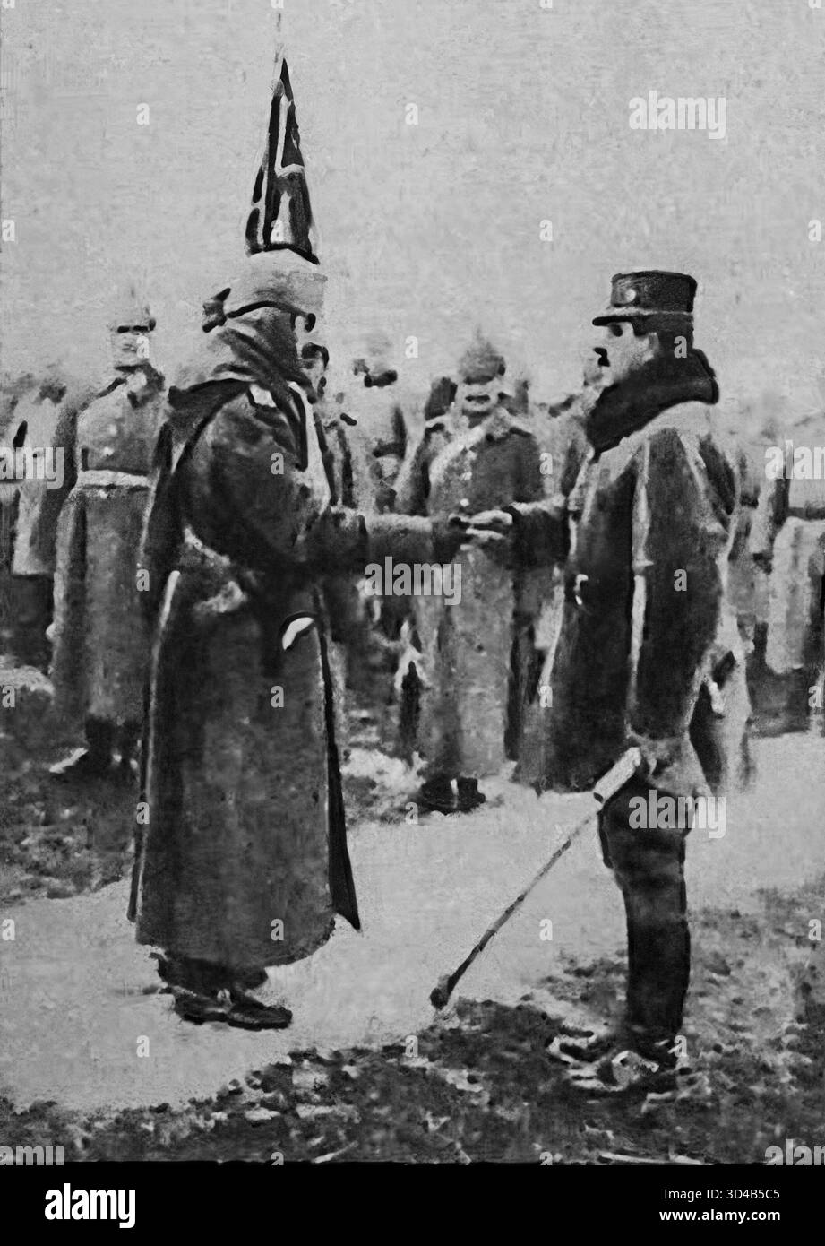 Kaiser Wilhelm II. Ist in Nahaufnahme abgebildet, der bei der Inspektion der Truppen an der Strypa-Front in Galicien an einem österreichisch-ungarischen Offizier vorbeifährt. Der Kaiser, der sich durch seine Kleidung auszeichnet, grüßt oder würdigt den Offizier, der sein Schwert an seiner Seite hält. Dieses Bild konzentriert sich auf die formale militärische Interaktion zwischen den beiden alliierten Kommandos und unterstreicht die direkte Beteiligung des deutschen Kaisers an den Feldoperationen und die hierarchische Beziehung, als Deutschland de facto das Kommando über die kämpfende österreichisch-ungarische Armee an der Ostfront während des Ersten Weltkriegs übernahm Stockfoto