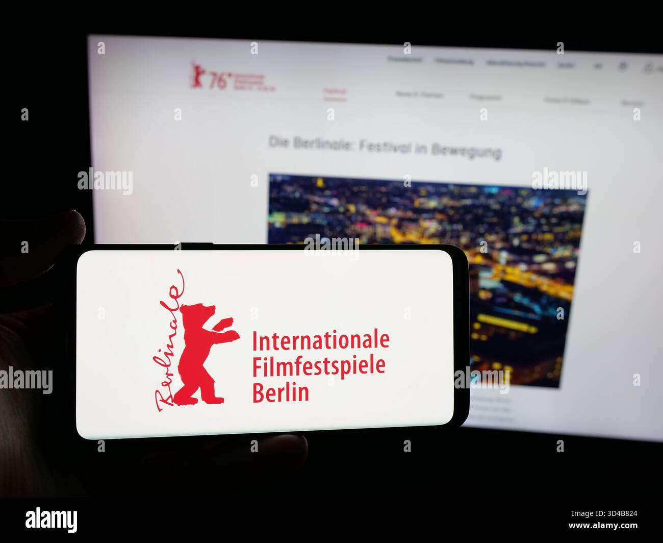Stuttgart, Deutschland - 10-31-2025: Person, die ein Smartphone mit dem Logo der Internationalen Filmfestspiele Berlin Berlinale auf dem Bildschirm vor der Website hält. Stockfoto
