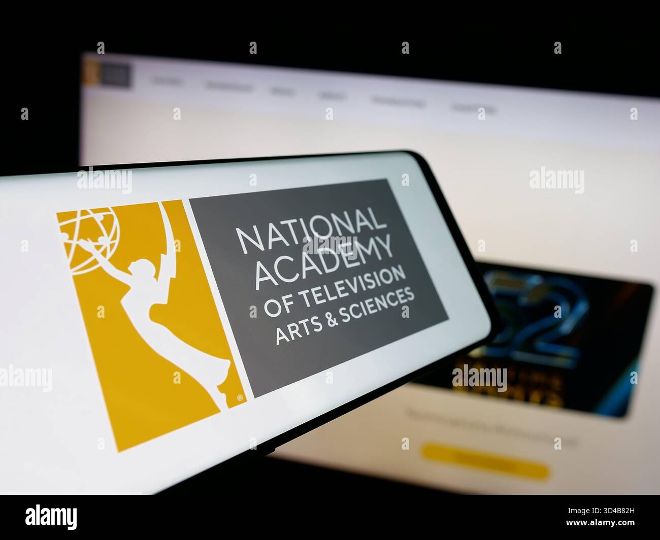Stuttgart, Deutschland - 10-31-2025: Smartphone mit Logo des US-amerikanischen Fernsehpreises Emmy Awards (Emmys) auf dem Bildschirm vor der Website. Stockfoto