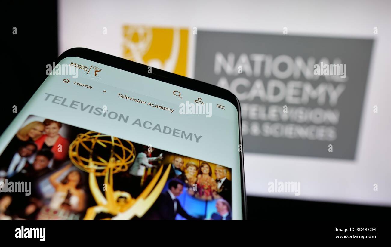 Stuttgart, Deutschland - 10-31-2025: Mobiltelefon mit Website des US-amerikanischen Fernsehpreises Emmy Awards (Emmys) vor dem Logo. Stockfoto