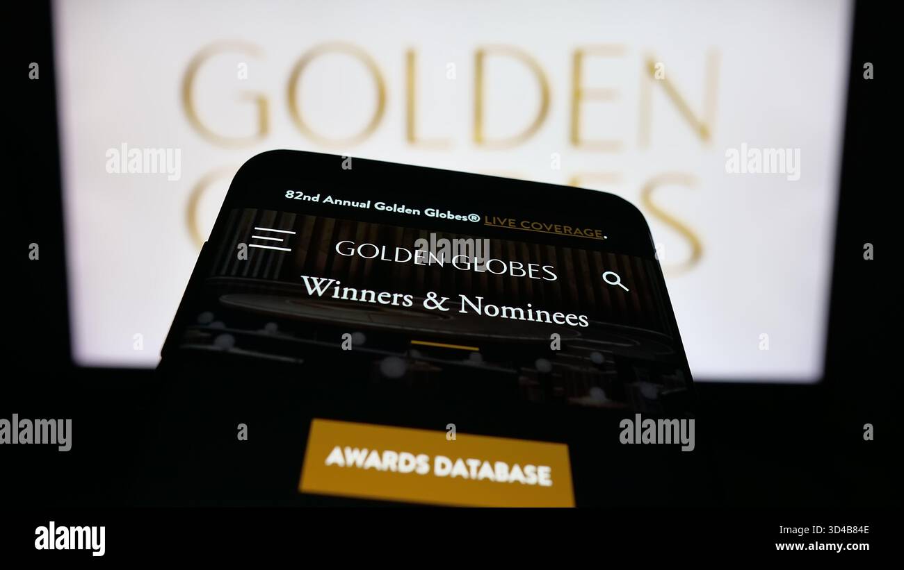 Stuttgart, Deutschland - 10-31-2025: Mobiltelefon mit Website des US-Fernsehpreises Golden Globe Awards auf dem Bildschirm vor dem Logo. Stockfoto