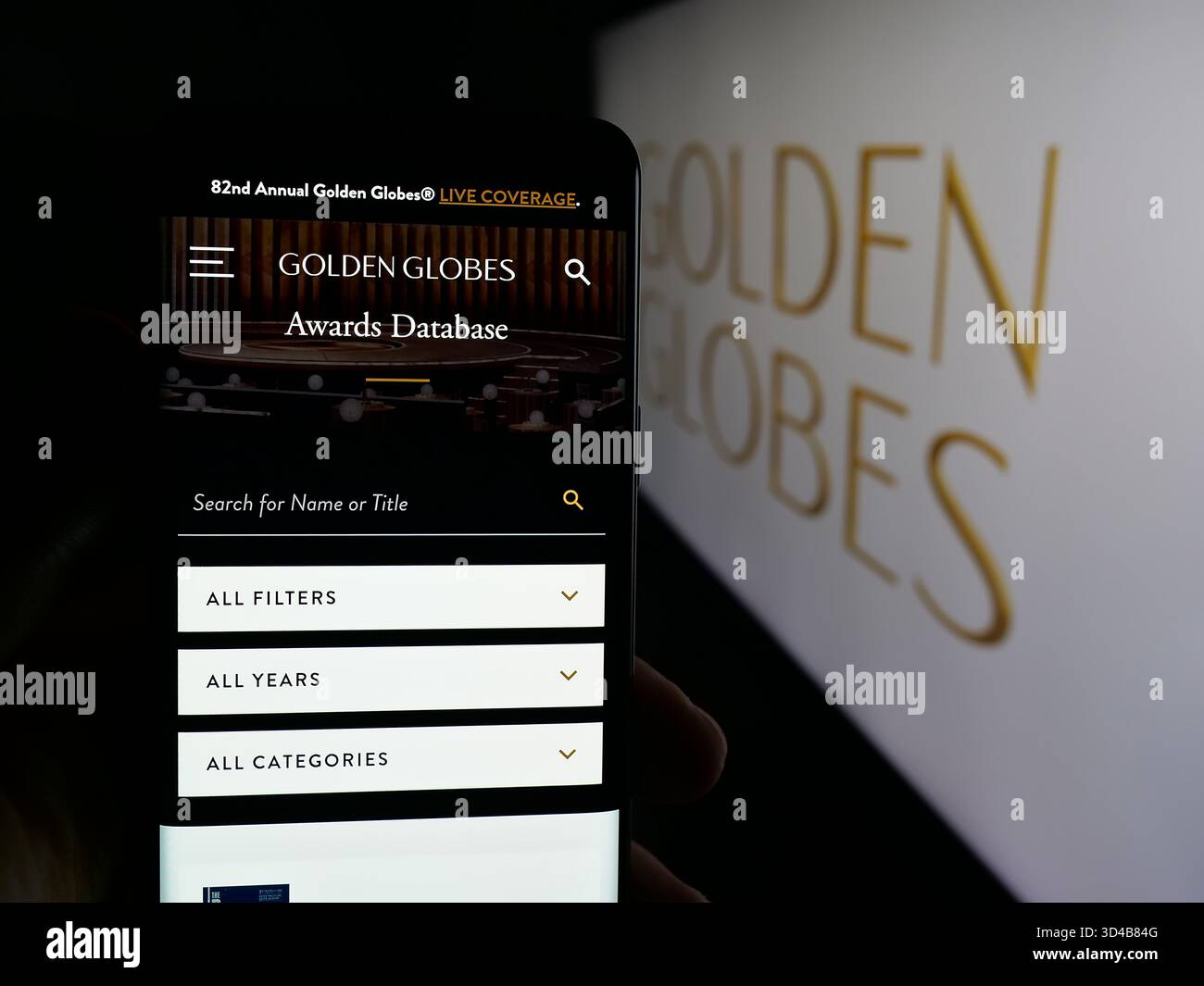 Stuttgart, Deutschland - 10-31-2025: Person, die ein Handy hält, mit Webseite des US-Fernsehpreises Golden Globe Awards auf dem Bildschirm vor dem Logo. Stockfoto