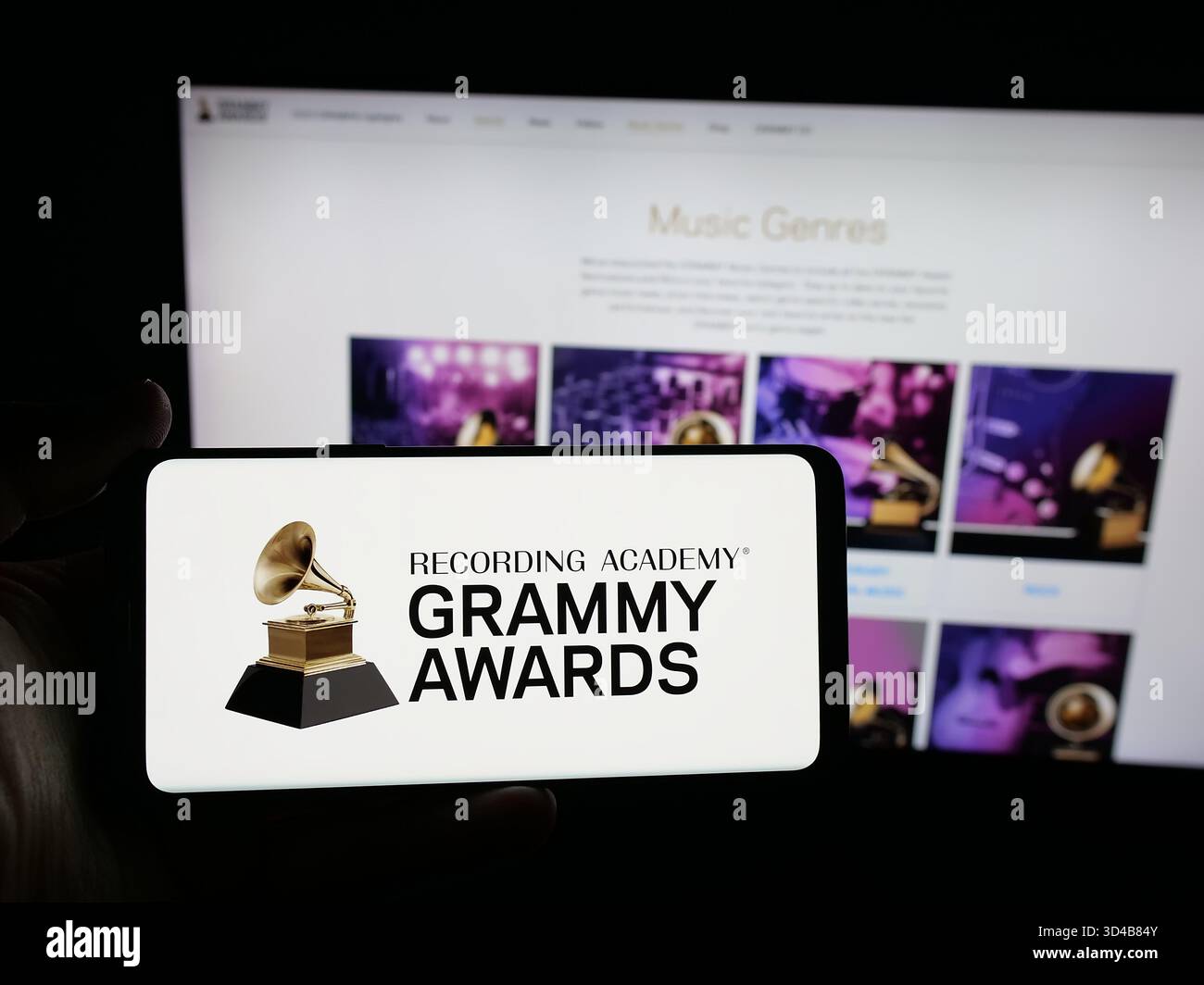 Stuttgart, Deutschland - 10-31-2025: Person, die ein Smartphone mit dem Logo des US Music Award Grammy Awards (die Grammys) auf dem Bildschirm vor der Website hält. Stockfoto