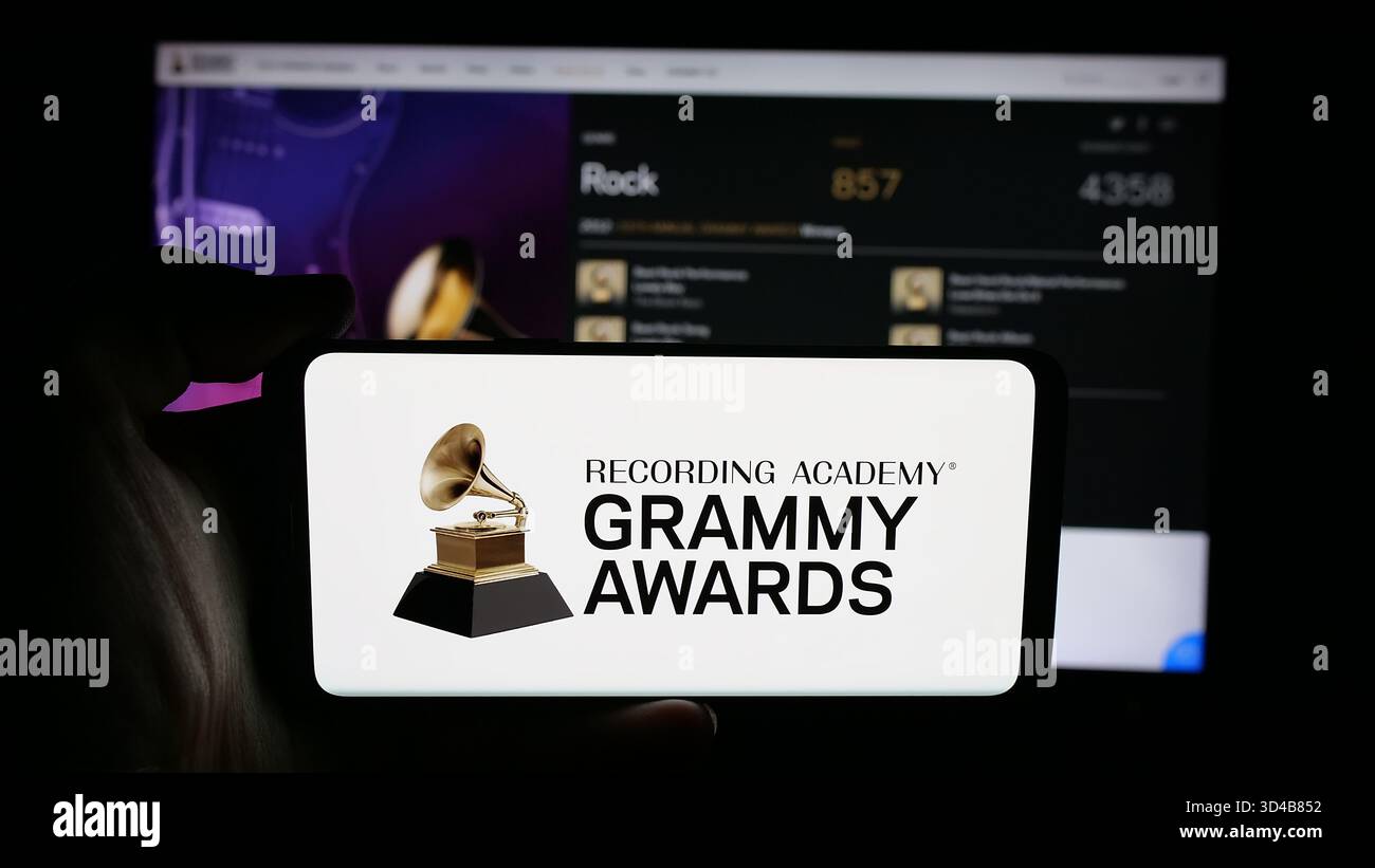 Stuttgart, Deutschland - 10-31-2025: Person, die ein Mobiltelefon mit dem Logo des US-Musikpreises Grammy Awards (die Grammys) auf dem Bildschirm vor der Webseite hält. Stockfoto
