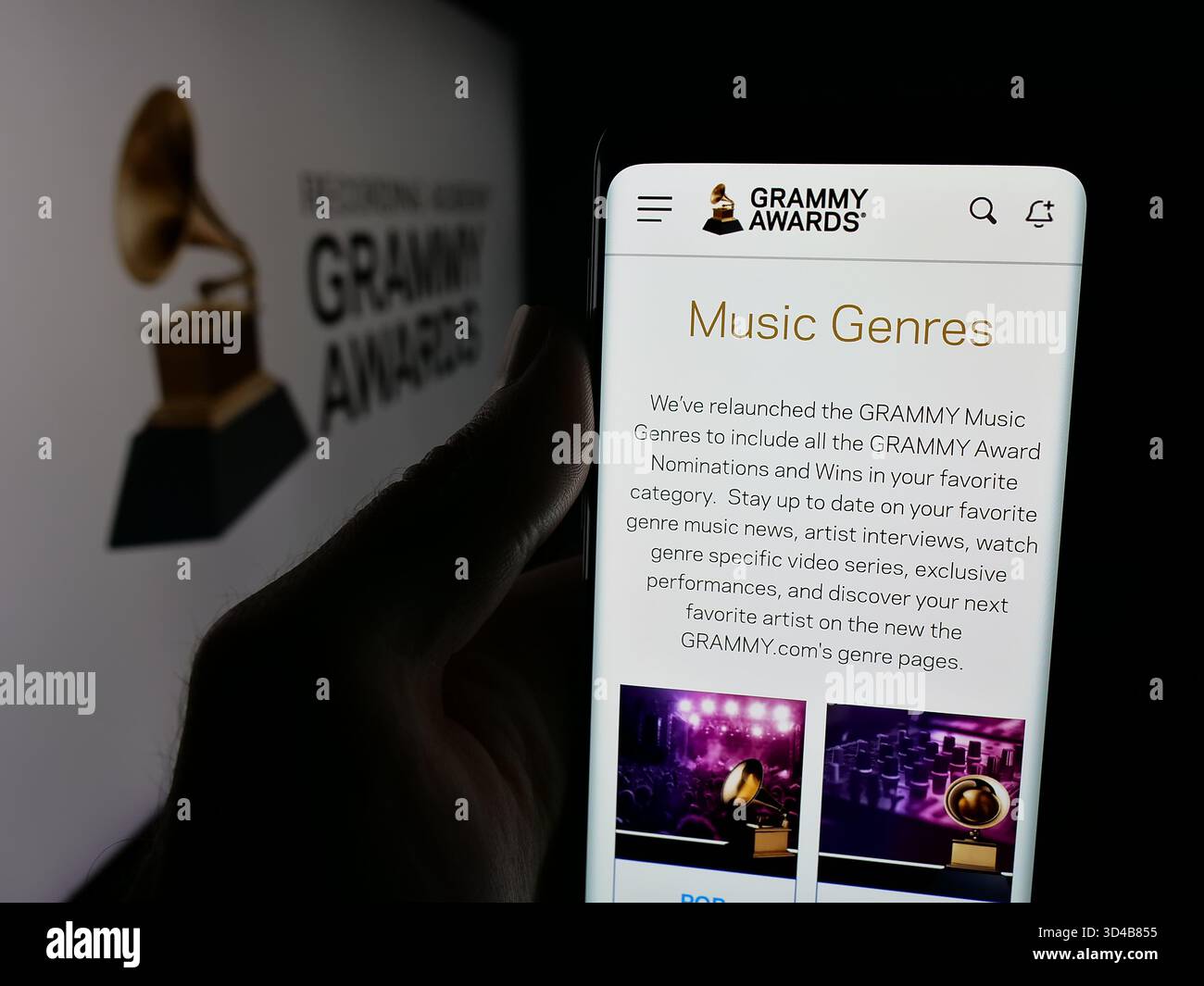 Stuttgart, Deutschland - 10-31-2025: Person, die ein Smartphone hält, mit Webseite des US Music Award Grammy Awards (die Grammys) auf dem Bildschirm vor dem Logo. Stockfoto