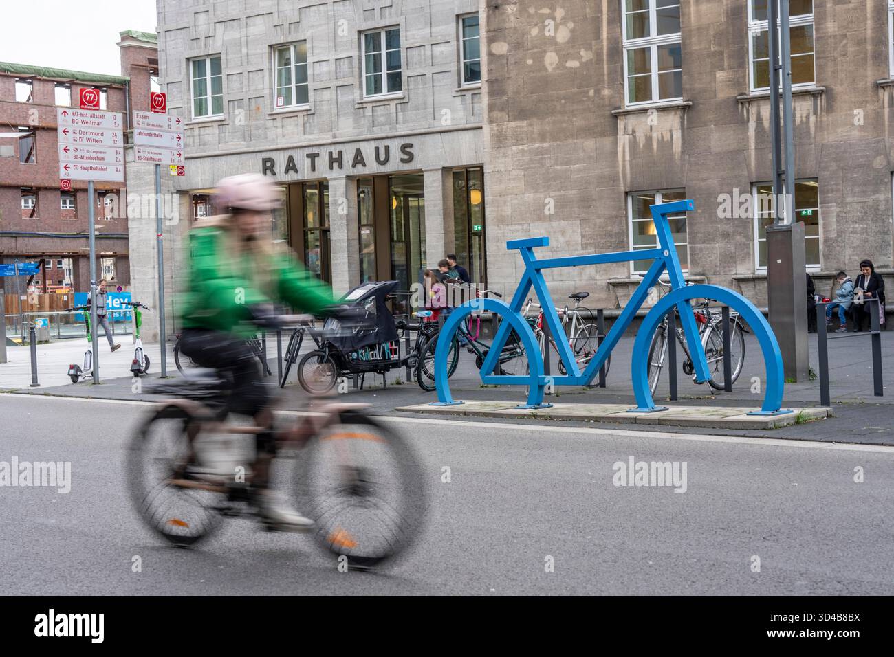Fahrradstellplätze mit sogenannten Fahrradständern und einer großen blauen Fahrradsilhouette, um die Parkplätze am Rathaus in Bochu sichtbar zu machen Stockfoto