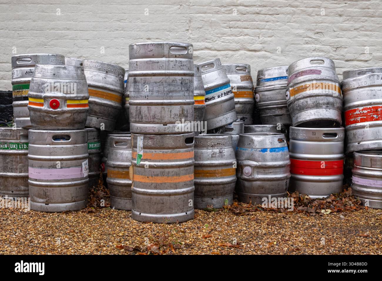 Leere Bierfässer, Fässer oder Fässer vor einem Pub. Suffolk, Großbritannien. Stockfoto