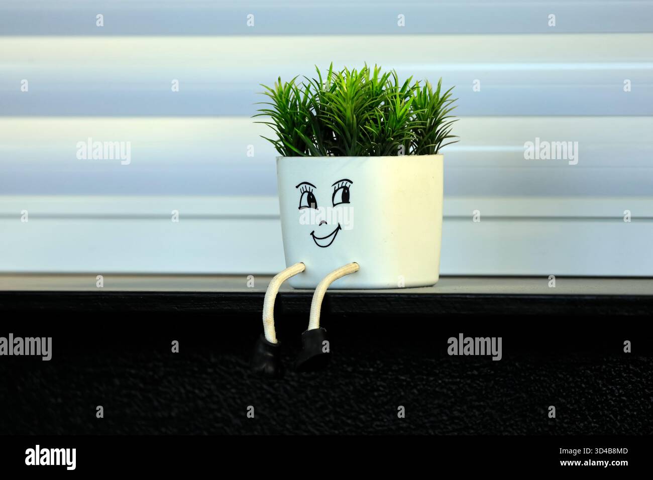 Kleine süße Pflanztöpfe mit Gesichtern. Die Insel Tinos, die Inselgruppe der Kykladen, Griechenland. Vom Juni 2025 Stockfoto