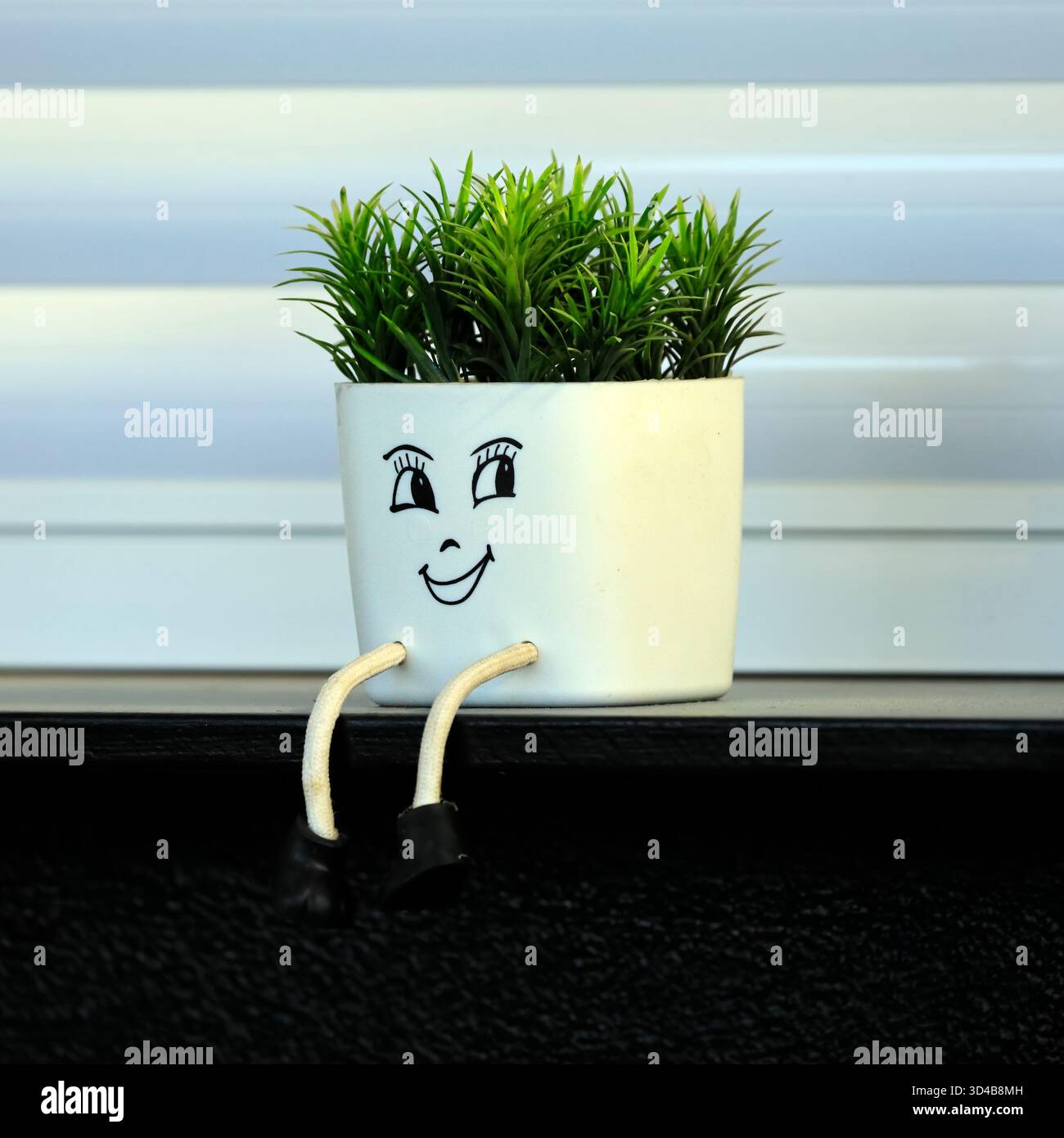 Kleine süße Pflanztöpfe mit Gesichtern. Die Insel Tinos, die Inselgruppe der Kykladen, Griechenland. Vom Juni 2025 Stockfoto