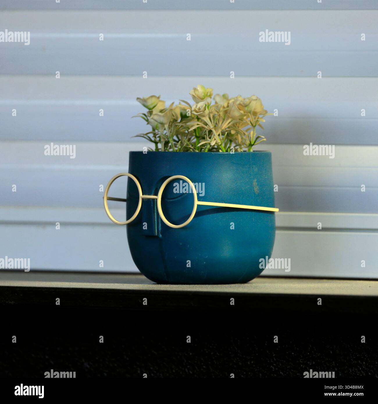 Kleine süße Pflanztöpfe mit Gesichtern. Die Insel Tinos, die Inselgruppe der Kykladen, Griechenland. Vom Juni 2025 Stockfoto