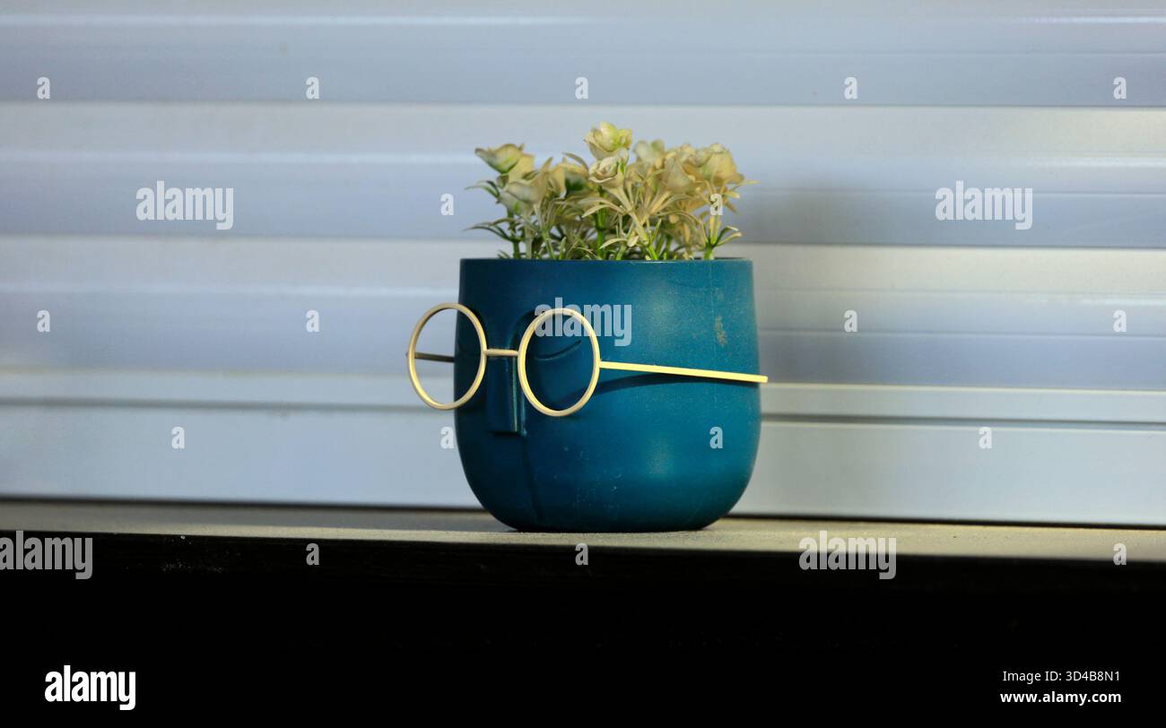 Kleine süße Pflanztöpfe mit Gesichtern. Die Insel Tinos, die Inselgruppe der Kykladen, Griechenland. Vom Juni 2025 Stockfoto