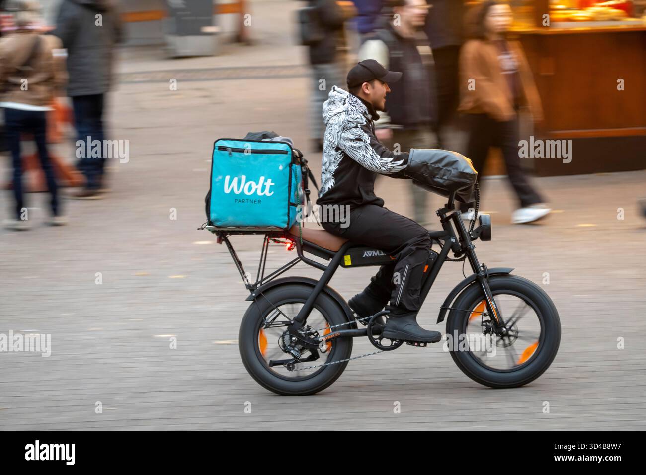 Stadtzentrum, Einkaufsstraße, Fußgängerzone Kettwiger Straße in Essen, Fahrradkurier vom Lieferservice Wolt auf einem E-Fatbike, vor dem OP Stockfoto