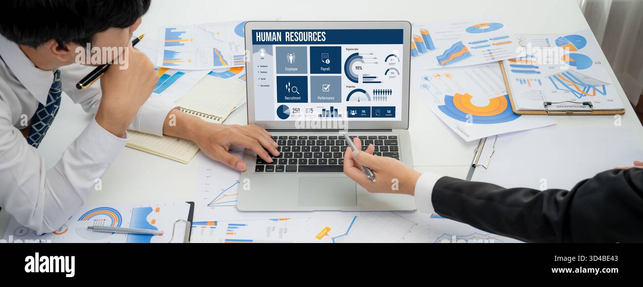 Software zur Personalverwaltung auf dem Computerbildschirm, die Personalmitarbeiter bei der Verwaltung von Personalbeschaffung, Gehaltsabrechnung, Personalsuche und KPI unterstützt Stockfoto