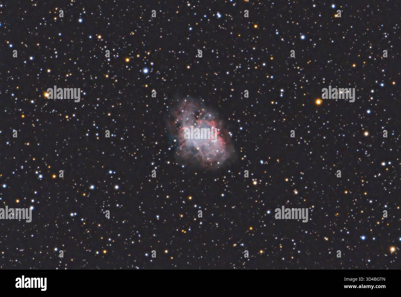 Krabbennebel, ein atemberaubender Überrest der Supernova, die glühenden, turbulenten Überreste einer kolossalen Explosion eines Sterns. Gasfilamente dehnen sich vor dem Hintergrund aus Stockfoto