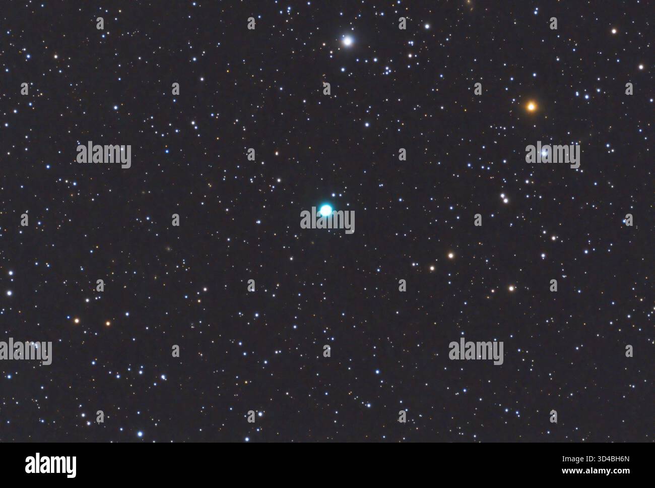 Schneeballnebel (NGC 7662): Ein leuchtender blau-grüner planetarischer Nebel, die äußeren Schichten eines sterbenden Sterns, der brillant gegen die dunkle Leere leuchtet Stockfoto