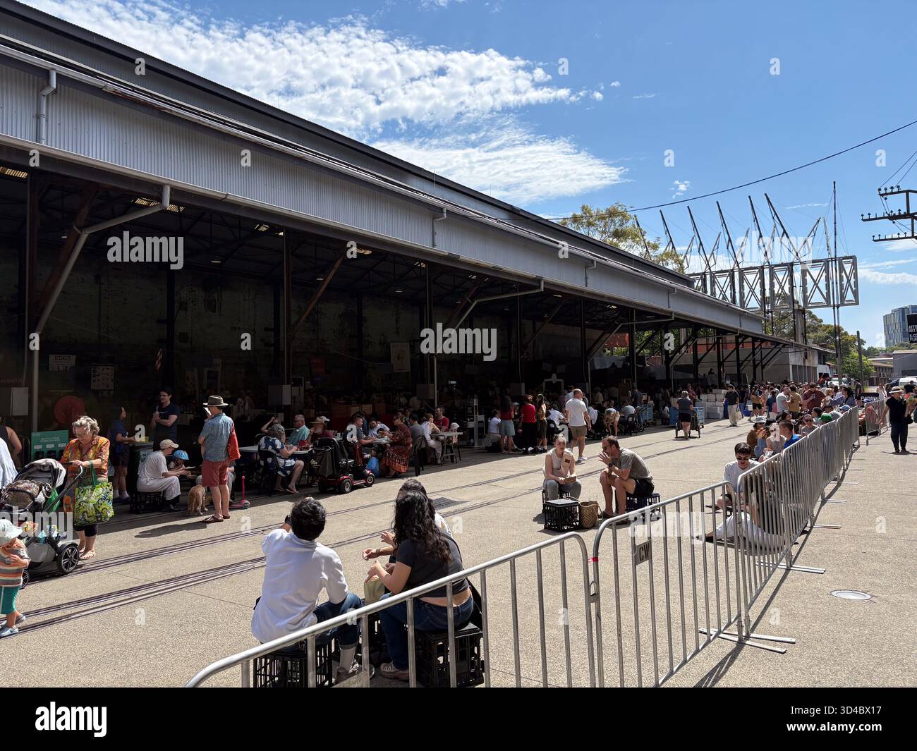 Carriageworks Farmers Market in Sydney, Australien, ist voll von Menschen, die frische Produkte und eine gemeinschaftliche Atmosphäre genießen, in einer umgestalteten Industrie Stockfoto
