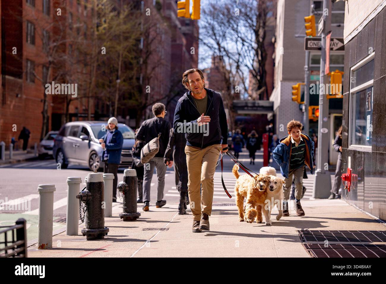 ERSCHEINUNGSDATUM: 19. Dezember 2025 TITEL: Is This Thing on? STUDIO: Suchlight Pictures REGISSEUR: Bradley Cooper PLOT: Während sich ihre Ehe auflöst, sieht sich Alex mit der Scheidung und dem Mittelalter konfrontiert und sucht einen neuen Zweck in der New Yorker Comedy-Szene. Währenddessen konfrontiert seine Frau Tess Opfer für ihre Familie und zwingt sie, sich durch Miterziehung und Identitäten zu bewegen. MIT WILL ARNETT UND BLAKE KANE. NUR REDAKTIONELLE VERWENDUNG! Nicht für kommerzielle ZWECKE! Stockfoto