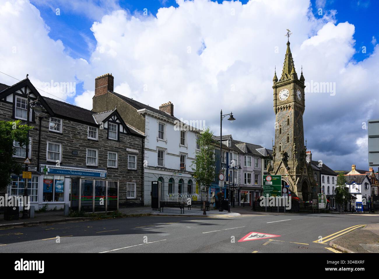 Machynlleth, Wales, Großbritannien - 1. September 2025; Downtown Machynlleth Street mit Wahrzeichen Uhrenturm Stockfoto