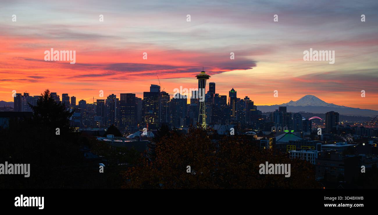 Seattle, WA, USA - 9. November 2025; rosa Wolken bei Sonnenaufgang über Seattles Stadtbild mit Mount Rainier am Horizont Stockfoto