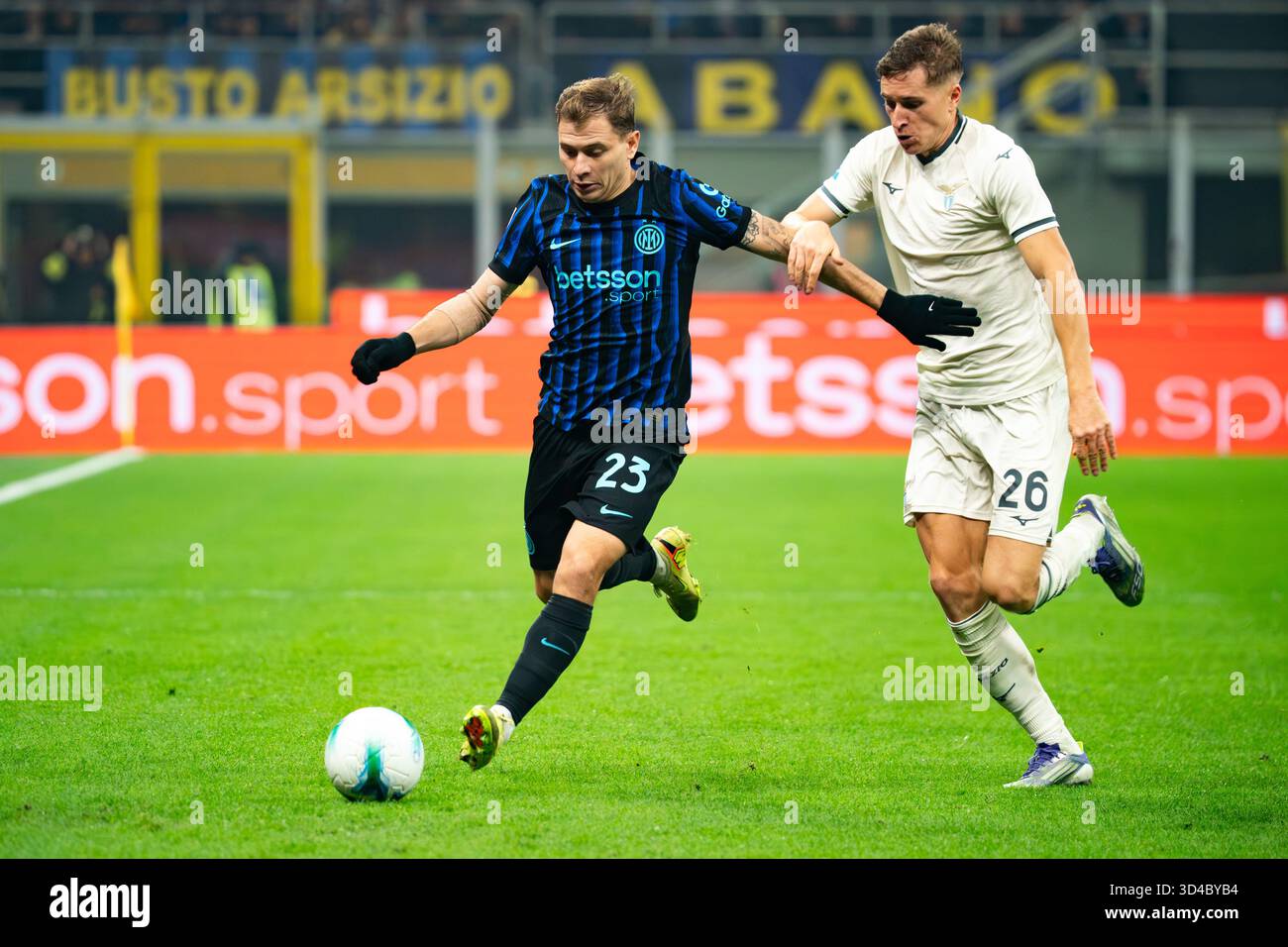 Mailand, Italien. November 2025. Nicolo’ Barella (FC Inter) und Toma Basic (SS Lazio) während des italienischen Meisterschaftsspiels Serie A zwischen dem FC Internazionale und der SS Lazio am 9. November 2025 im Giuseppe Meazza Stadion in Mailand. Credit: Luca Rossini/Alamy Live News Credit: Luca Rossini/Alamy Live News Stockfoto