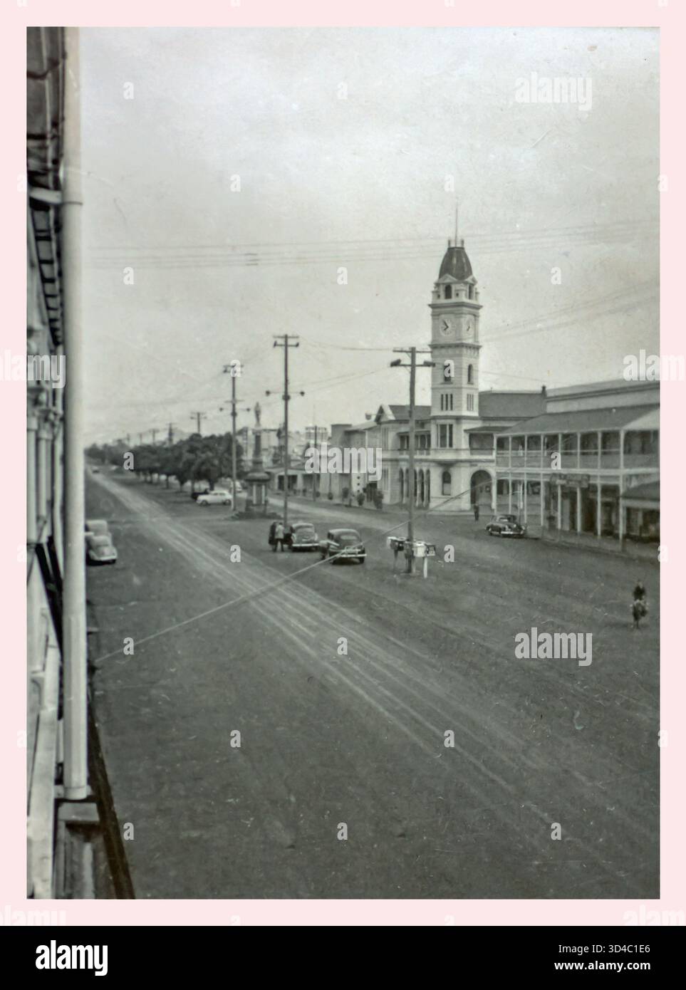 Bourbong Street, heute das Geschäftsviertel von Bundaberg Queensland, vom Hotelbalkon aus im Jahr 1956 mit Postturm. Stockfoto