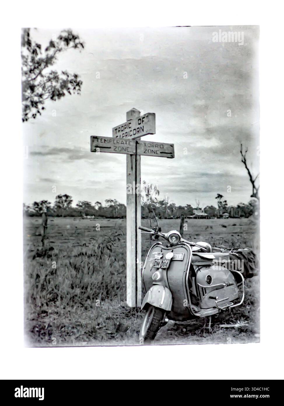 Tropic of Capricorn Wegweiser auf dem Bruce Highway Queensland Australia 1956 mit einem deutschen Dürkopp Diana Roller. Stockfoto