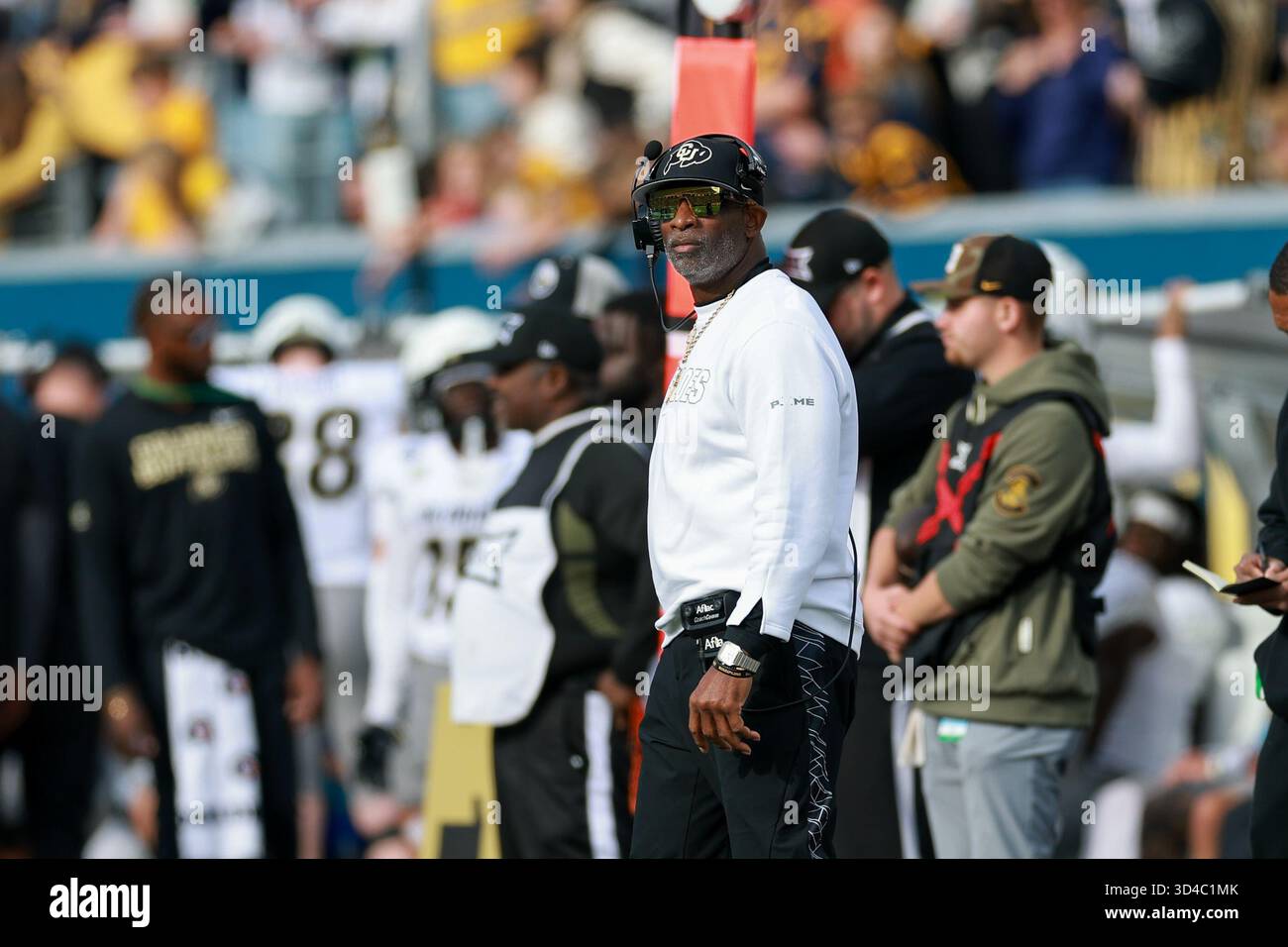 Morgantown, Vereinigte Staaten Von Amerika. November 2025. 8. November 2025: Deion Sanders, Cheftrainer der Colorado Buffaloes, sieht ein Spiel während des NCAA-Fußballspiels zwischen Colorado und West Virginia im Milan Puskar Stadium in Morgantown, WV. Brian Fisher/CSM/SIPA USA (Kreditbild: © Brian Fisher/Cal Sport Media/SIPA USA) Credit: SIPA US/Alamy Live News Stockfoto