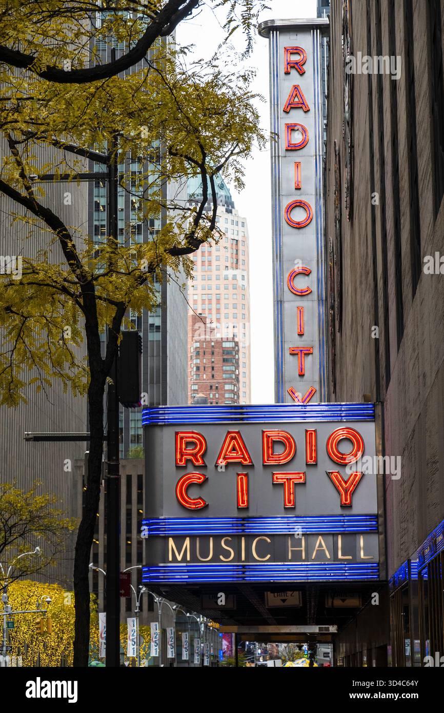 Die Radio City Music Hall ist ein Wahrzeichen im Rockefeller Center, 2025, New York City, USA Stockfoto