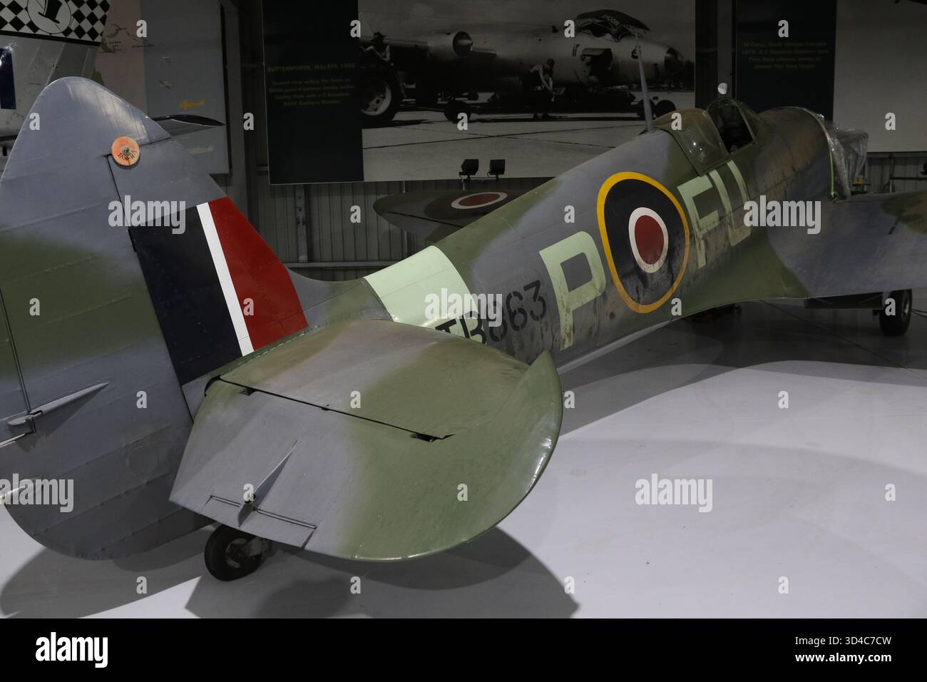 Temora, NSW, Australien. November 2025. Das Temora Aviation Museum bietet vom 2. September bis 20. November 2025 freien Eintritt, um 80 Jahre seit Ende des Zweiten Weltkriegs zu feiern. Das 1999 gegründete Temora Aviation Museum zeigt eine der weltweit besten Sammlungen fliegender historischer Flugzeuge. Abgebildet: Spitfire. Kredit: Carrot/Alamy Live News Stockfoto