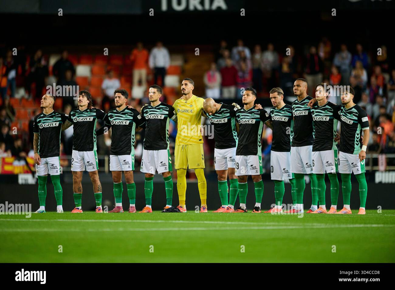 Valencia, Spanien. November 2025. VALENCIA, SPANIEN – 9. NOVEMBER: Real Betis Team sieht sich vor dem LaLiga EA Sports Spiel zwischen Valencia CF und Real Betis Balompie im Mestalla Stadion am 9. November 2025 in Valencia, Spanien, an. (Foto von Francisco Macia/Photo Players Images/Magara Press) Credit: Magara Press SL/Alamy Live News Stockfoto