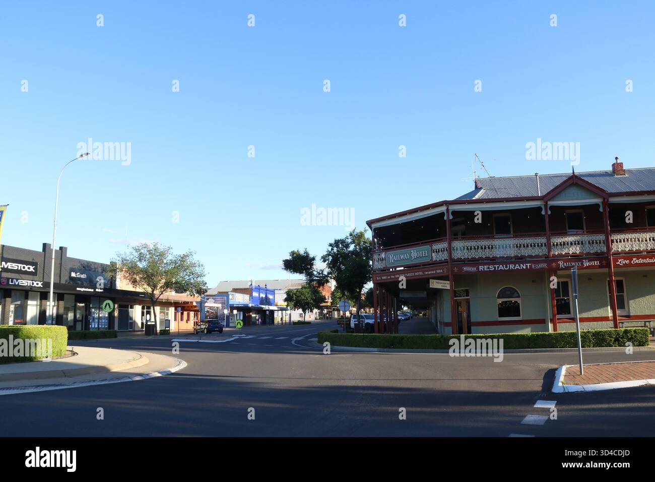 Temora, NSW, Australien. November 2025. Das Railway Hotel liegt an der Ecke Hoskins Street und Parkes Street, Temora. Quelle: Richard Milnes/Alamy Stockfoto
