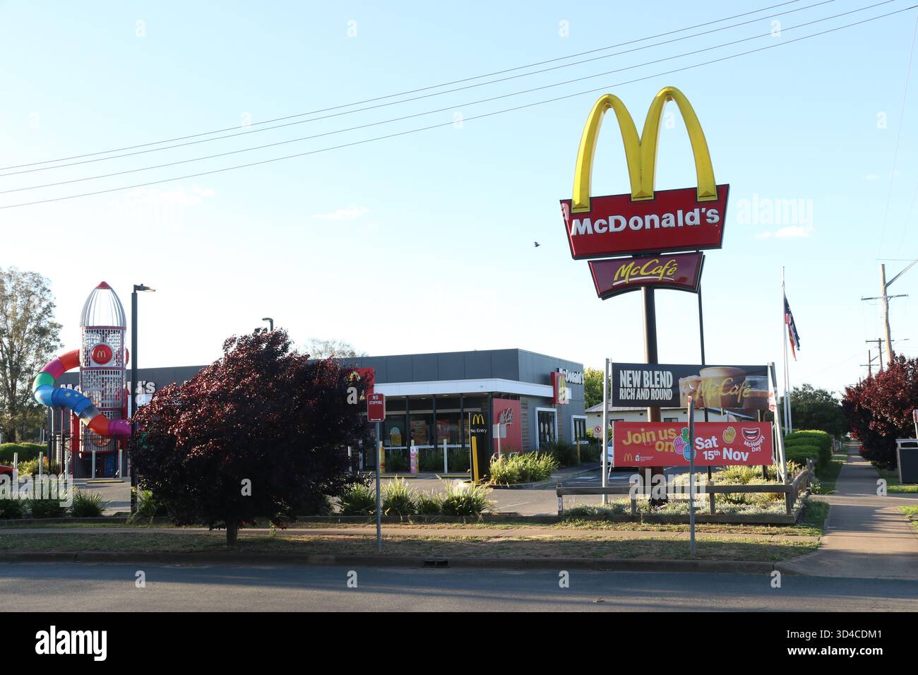 Temora, NSW, Australien. November 2025. McDonald's, 74 Hoskins St, Temora NSW 2666. Quelle: Richard Milnes/Alamy Stockfoto