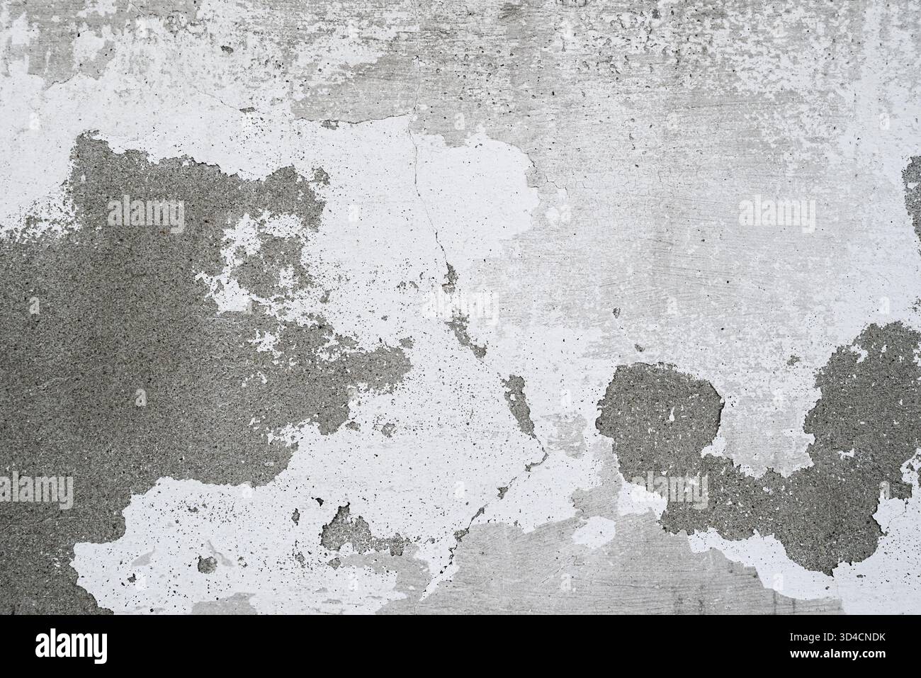 Abgenutzte Betonwandstruktur mit weißen Farbflecken und rauer Oberfläche. Abstrakter Hintergrund für kreatives Design, Kopierraum. Stockfoto