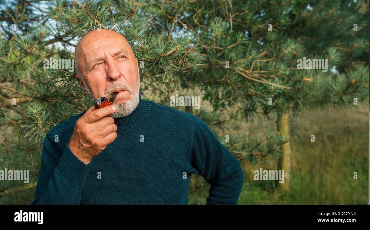 Porträt eines älteren Mannes, der in einem Waldgebiet läuft Stockfoto