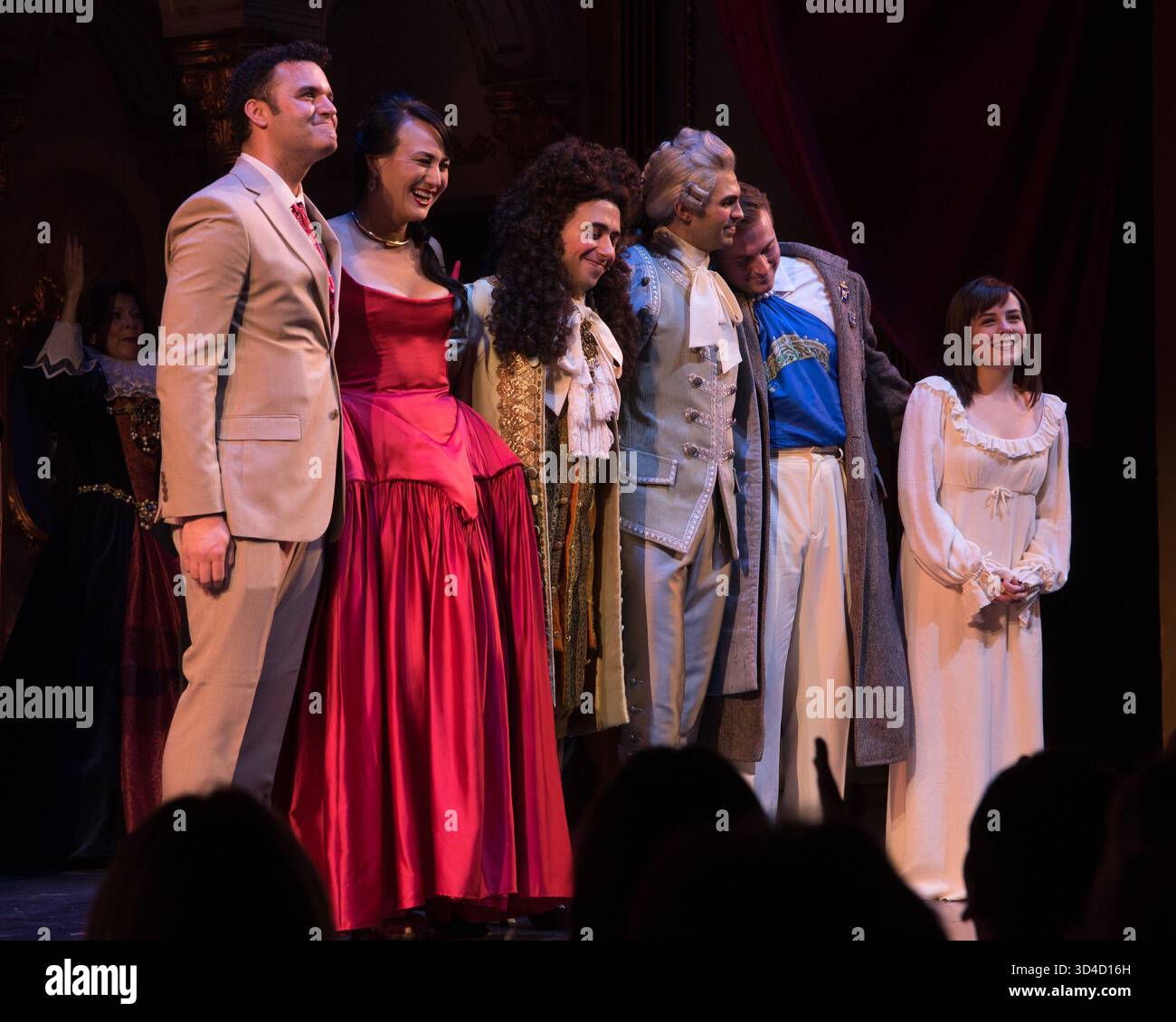 Ny. November 2025. Travis M Leland, Anne Fraser Thomas, Pablo David Laucerica, Drew Elhamalawy, Jake Bentley Young, Tatum Grace Hopkins auf der Bühne für DIE QUEEN OF VERSAILLES Opening Night am Broadway Curtain Call, The St. James Theatre, New York, NY, 9. November 2025. Quelle: Simon Lindenblatt/Everett Collection/Alamy Live News Stockfoto
