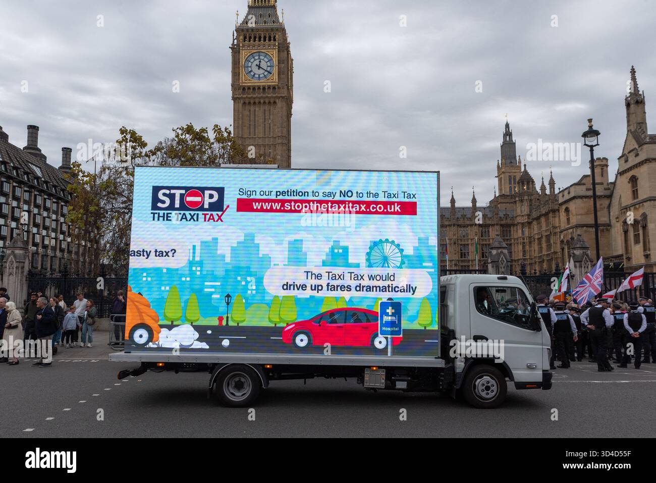 Taxisteuer-Protest auf einem mobilen LED-LKW, visueller Schaufenster an der Regierung vorbei, Palace of Westminster, London, Großbritannien. Petitionswerbung Stockfoto