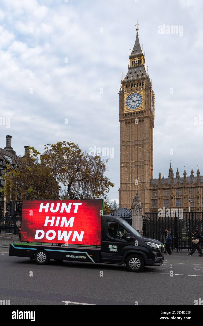 Jagen Sie ihn auf einem mobilen LED-LKW, visueller Lieferwagen, vorbei an der Regierung, Palace of Westminster, London. Der Running man-Werbespot Stockfoto
