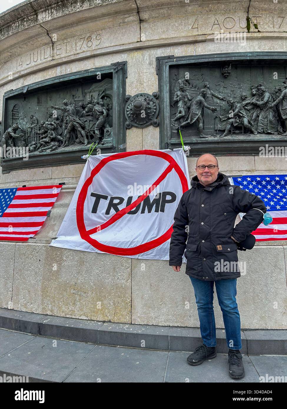 Paris, Frankreich, Portrait, man, Amerikaner in Frankreich (Demokraten im Ausland Organisation), Demonstration gegen Trump, Sign Stockfoto