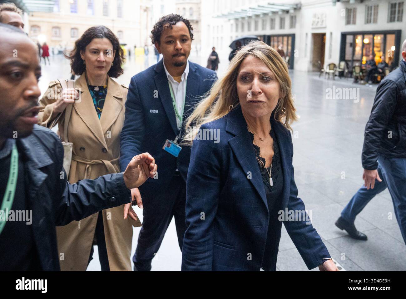 Deborah Turness kommt nach ihrem Rücktritt im BBC Broadcasting House in London an. Bilddatum: Montag, 10. November 2025. Stockfoto