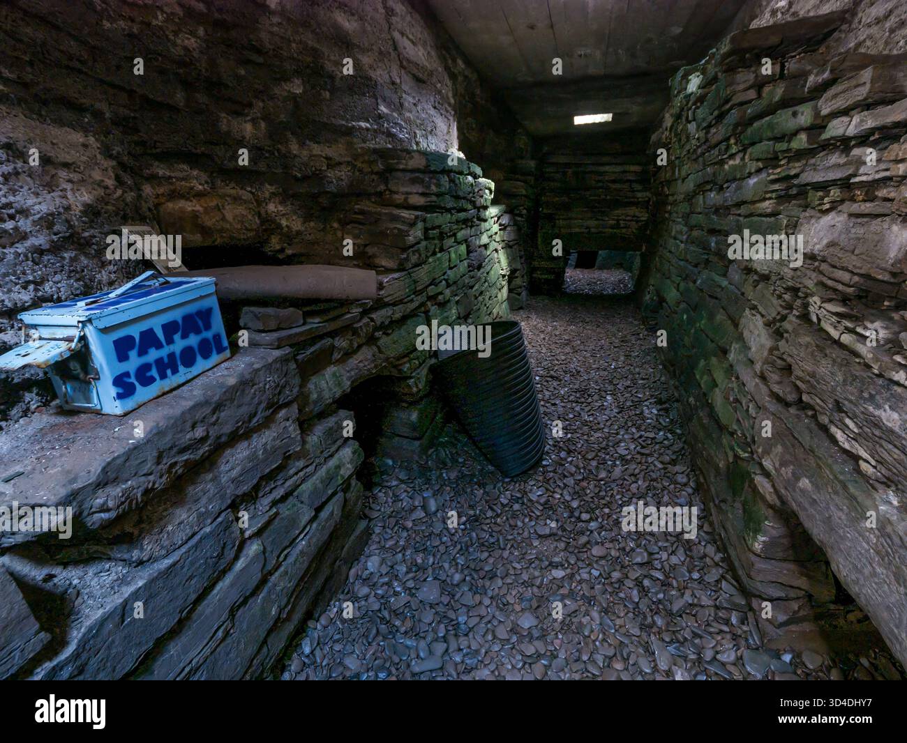 Unterirdisches Inneres der neolithischen Grabkammer oder des kammerten Cairn, Holm of Papa, Papa Westray, Orkney-Inseln, Schottland, UK Stockfoto