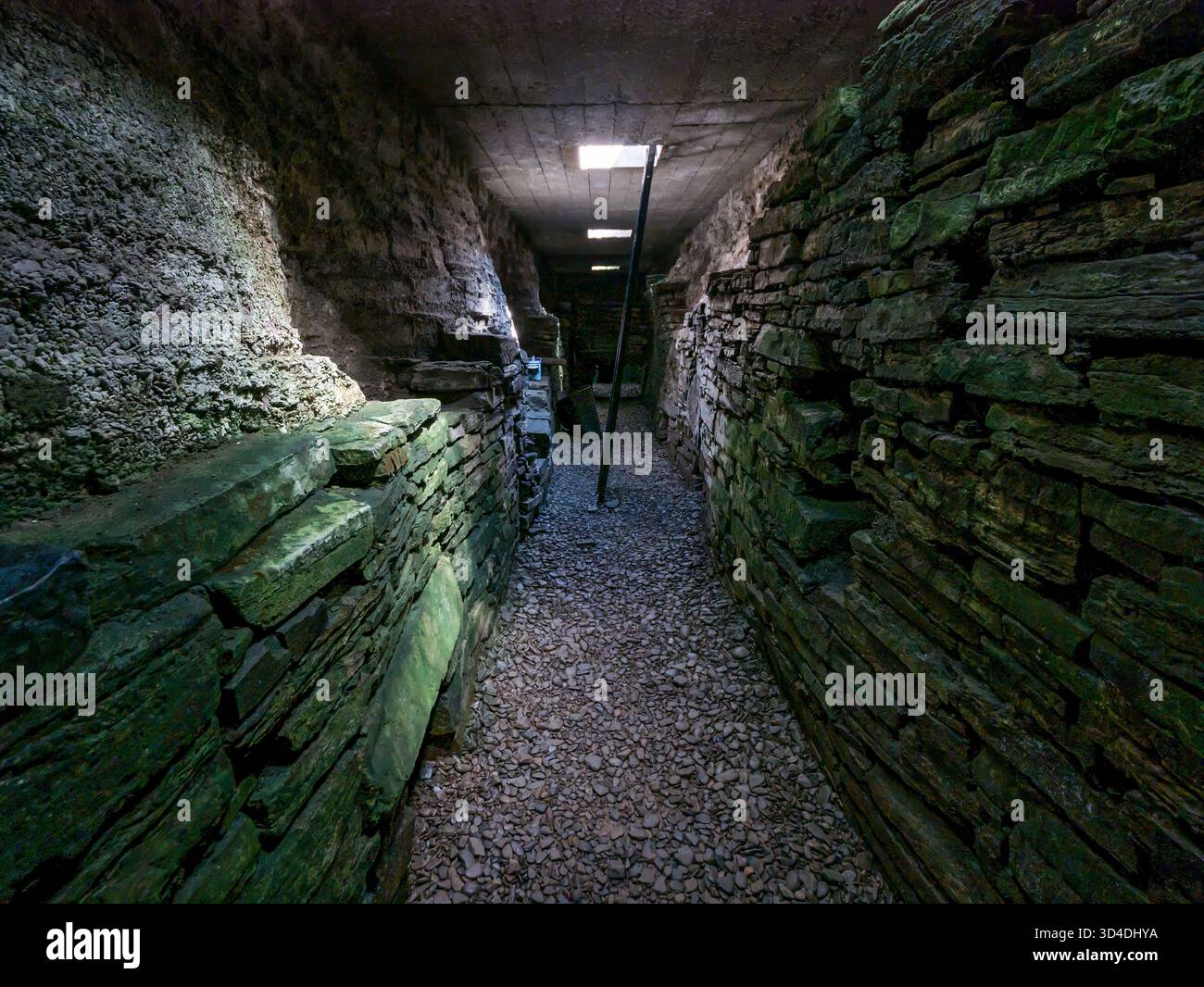 Unterirdisches Inneres der neolithischen Grabkammer oder des kammerten Cairn, Holm of Papa, Papa Westray, Orkney-Inseln, Schottland, UK Stockfoto